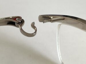 やや細めの逆Rヒンジ修理