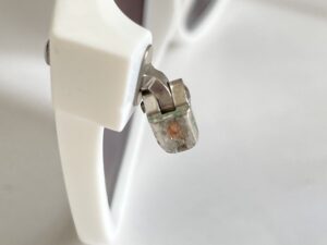 レイバンの丁番が根本から折れています。