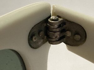 レイバンのテンプル側の丁番が折れています。