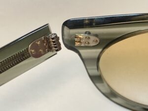 オリバーピープルズの三枚丁番折れ