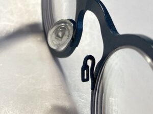 テオのノーズパッドは両側同時の交換となります。