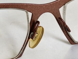 テオの黄ばんでしまったノーズパッド交換