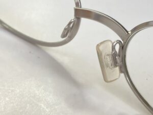 フェンディのスクエア方のノーズパッド