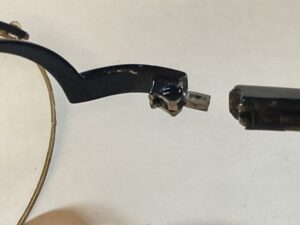 アランミクリのバネ丁番折れ