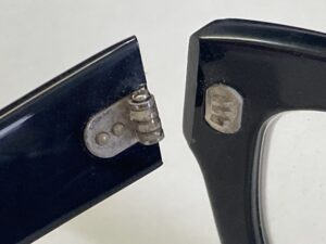 エフェクターの丁番折れの修理